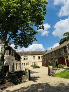 La Maison Félix, du Domaine Yvon Félix Clerget - Centre de Pommard - Pommard - 0