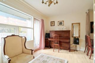 Classic groundfloor apartment with patio close to metro - 5