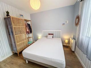 Bel appartement rénové au cœur de Jullouville, 100m de la plage, 1 chambre, 4 couchages, parking privé - FR-1-361-72 - 2