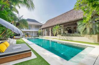 4BR Villa with Large Pool at Seminyak Beach - Seminyak - 1