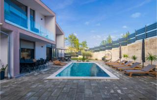 Gorgeous Home In Vrgorac With Wifi - 2