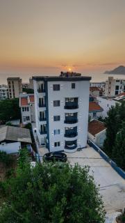 Lux DAM Apartments - Bar - 1