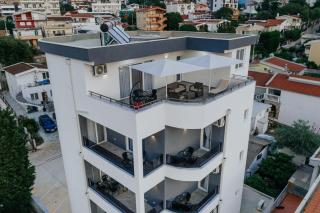 Lux DAM Apartments - Bar - 8