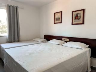 Suiíte com ar condicionado, frigobar e mesa para trabalho. Localizada no Hotel Porto Belo Park, com parque aquático (sem custo para a utilização), quadras, academia, espaço kids, a aproximadamente 200 m praia de Taperapuã e do complexo Axé Mói. - Porto Seguro - 9