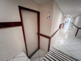 Suiíte com ar condicionado, frigobar e mesa para trabalho. Localizada no Hotel Porto Belo Park, com parque aquático (sem custo para a utilização), quadras, academia, espaço kids, a aproximadamente 200 m praia de Taperapuã e do complexo Axé Mói. - Porto Seguro - 8