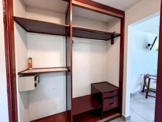 Suiíte com ar condicionado, frigobar e mesa para trabalho. Localizada no Hotel Porto Belo Park, com parque aquático (sem custo para a utilização), quadras, academia, espaço kids, a aproximadamente 200 m praia de Taperapuã e do complexo Axé Mói. - Porto Seguro - 6