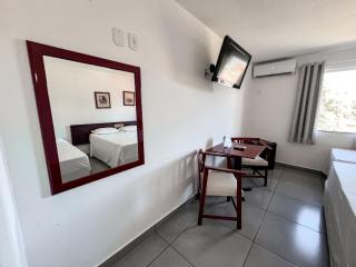 Suiíte com ar condicionado, frigobar e mesa para trabalho. Localizada no Hotel Porto Belo Park, com parque aquático (sem custo para a utilização), quadras, academia, espaço kids, a aproximadamente 200 m praia de Taperapuã e do complexo Axé Mói. - Porto Seguro - 5