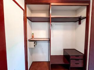 Suiíte com ar condicionado, frigobar e mesa para trabalho. Localizada no Hotel Porto Belo Park, com parque aquático (sem custo para a utilização), quadras, academia, espaço kids, a aproximadamente 200 m praia de Taperapuã e do complexo Axé Mói. - Porto Seguro - 4