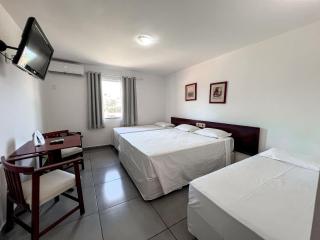 Suiíte com ar condicionado, frigobar e mesa para trabalho. Localizada no Hotel Porto Belo Park, com parque aquático (sem custo para a utilização), quadras, academia, espaço kids, a aproximadamente 200 m praia de Taperapuã e do complexo Axé Mói. - Porto Seguro - 3