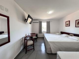 Suiíte com ar condicionado, frigobar e mesa para trabalho. Localizada no Hotel Porto Belo Park, com parque aquático (sem custo para a utilização), quadras, academia, espaço kids, a aproximadamente 200 m praia de Taperapuã e do complexo Axé Mói. - Porto Seguro - 2