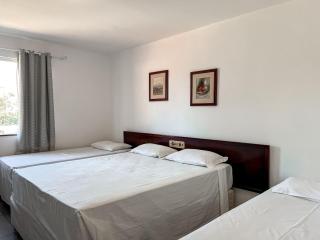Suiíte com ar condicionado, frigobar e mesa para trabalho. Localizada no Hotel Porto Belo Park, com parque aquático (sem custo para a utilização), quadras, academia, espaço kids, a aproximadamente 200 m praia de Taperapuã e do complexo Axé Mói. - Porto Seguro - 1