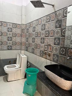 Hotel Snow White Budget Family rooms - In house parking - 5g wifi- Gyser facility - Tājganj - 2