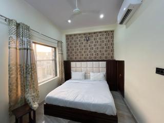 Hotel Snow White Budget Family rooms - In house parking - 5g wifi- Gyser facility - Tājganj - 1