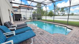 8 miles to Disney, 20 miles to Universal, private pool, spa, washer, dryer, games room, gated - Orlando - 9