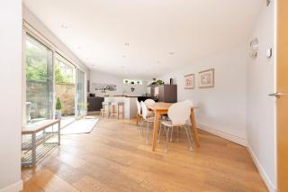 Stylish 3-Bedroom 2-Storey House with Patio and Balcony near Princes Street - Edinburgh - 7