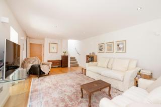 Stylish 3-Bedroom 2-Storey House with Patio and Balcony near Princes Street - Edinburgh - 0
