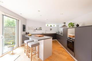 Stylish 3-Bedroom 2-Storey House with Patio and Balcony near Princes Street - Edinburgh - 3