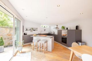 Stylish 3-Bedroom 2-Storey House with Patio and Balcony near Princes Street - Edinburgh - 2