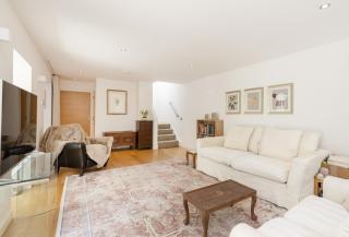 Stylish 3-Bedroom 2-Storey House with Patio and Balcony near Princes Street - Edinburgh - 9