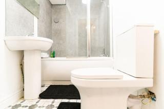 2-Bed Luxury with Free Parking - 6