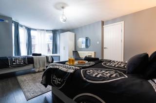 2-Bed Luxury with Free Parking - 4