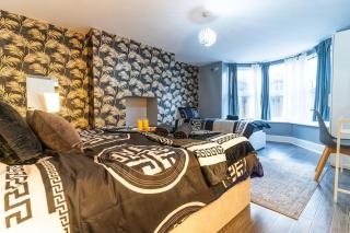 2-Bed Luxury with Free Parking - 2