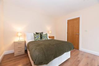 Pass the Keys Spacious 3Bedroom House in Holland Park with Free Parking - Edgware - 4