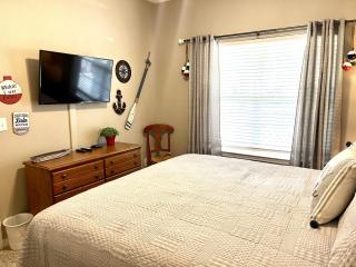 Upper Level Condo A-9 - Hollister - 4