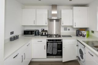 Luxury 5 Bedroom House With Parking - Chatham - 1