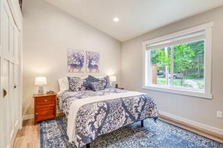 Freeland Retreat - Deck, Fire Pit and Beach Access! - Freeland - 1