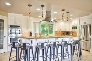 Portland Area Group Getaway Hot Tub and Views! - 4