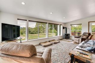 Serene Home with On-Site Pond and Decks in Chiloquin! - Chiloquin - 7