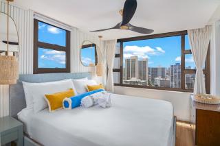 Ocean-view retreat with balcony, pool & parking - 7