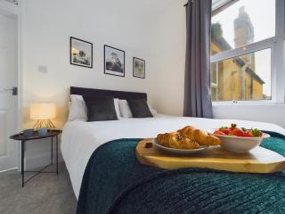 Modern 1-Bedroom Retreat in Westcliff with Fully Equipped Kitchen and Streaming Services - Southend-on-Sea - 0