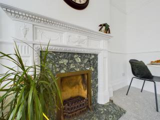 Modern 1-Bedroom Retreat in Westcliff with Fully Equipped Kitchen and Streaming Services - Southend-on-Sea - 3