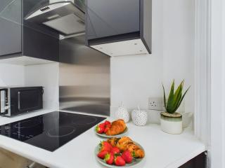 Modern 1-Bedroom Retreat in Westcliff with Fully Equipped Kitchen and Streaming Services - Southend-on-Sea - 2