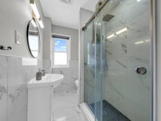 stylish house in south windsor-2 bedrooms - 2