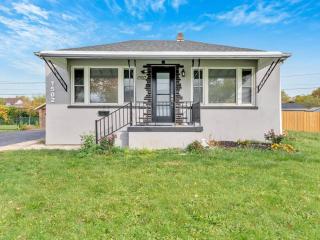 stylish house in south windsor-2 bedrooms - 1