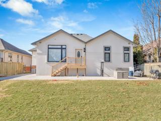 Private Luxury 1BR Apartment in Prime Location - Windsor - 2
