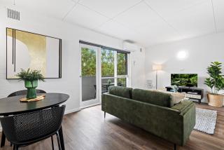Tasteful 1-Bed Apartment with Balcony Seating - 0