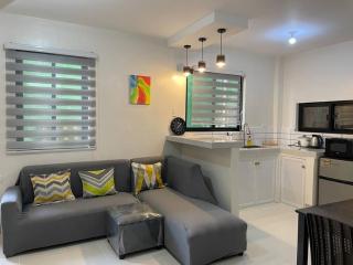 Roomiq B - Cozy 2BR APT with parking near SM Bataan - 0