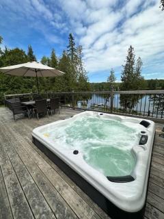 Lake Escape - Waterfront, Hot tub, Sleeps 14 - Sainte-Cécile-de-Masham - 2
