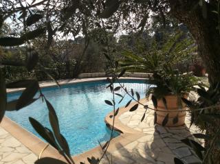 Appartement rez de jardin de villa avec piscine - 0