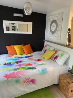 Charming Guesthouse on the Edge of Saint Germain en Laye Forest with Parking and Terrace - 9