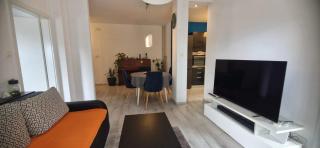 Apartman Katnić by The Beach - 2