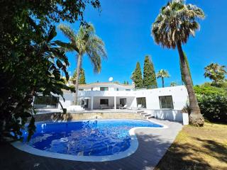 AA Guest - Jardines de Generalife Luxury Eco Villa with Private Pool - Marbella - 0