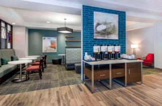 Hampton Inn & Suites Burlington - Burlington - 8
