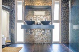 Black Pool House just 10 minutes away from the beach - Amora - 3