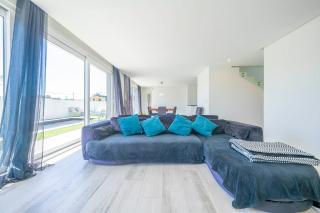 Black Pool House just 10 minutes away from the beach - Amora - 8