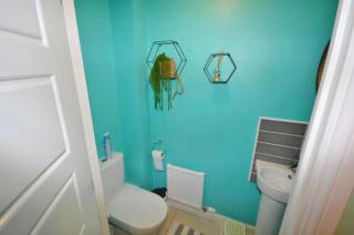 4 Bed House - Sleeps 8 - HotTub - Garden - Parking - 6